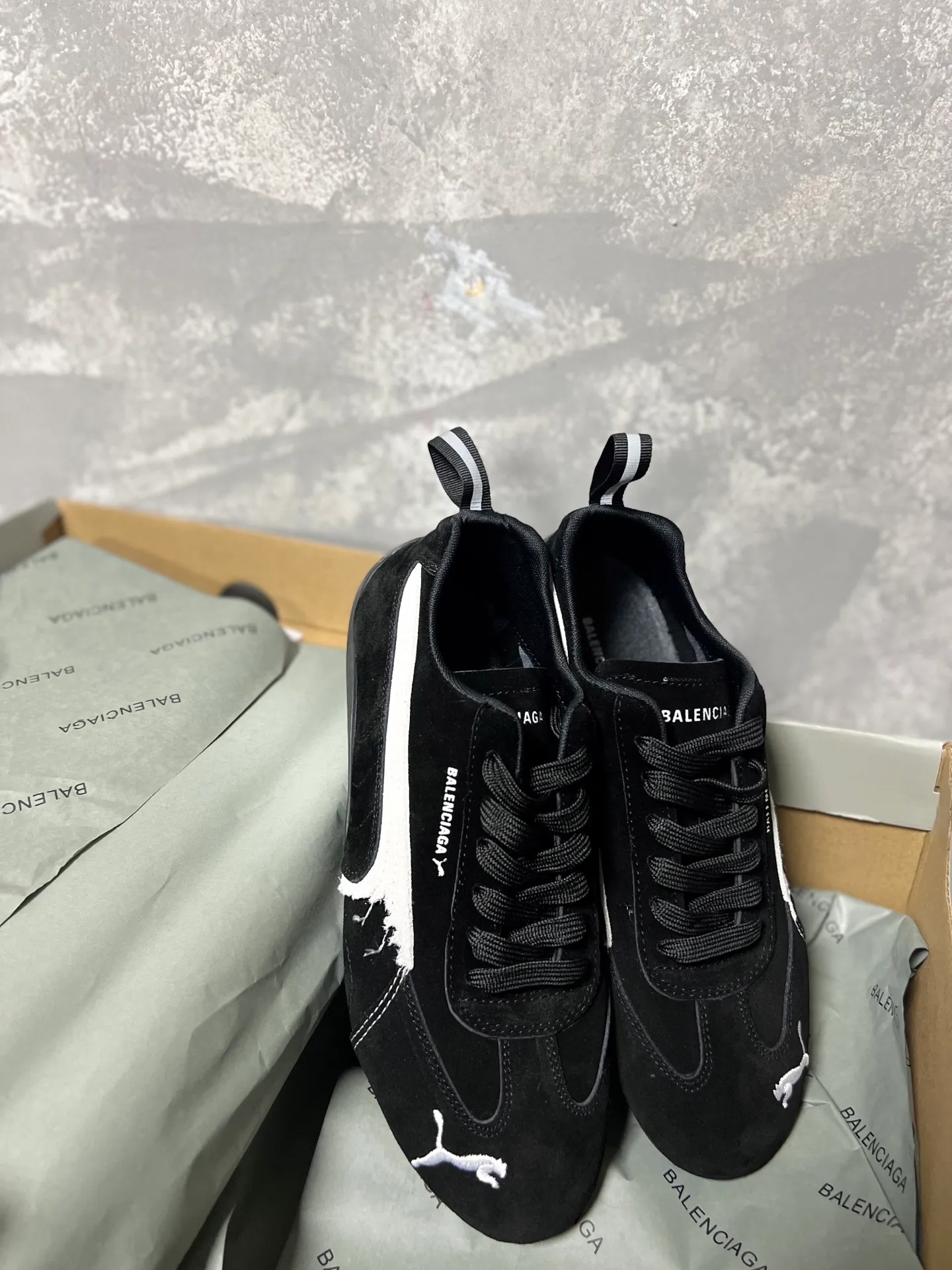 👟👟Ex-factory price 480👟👟 PUMA co-branded Balenciaga: Who knows! This pair of distressed and war-damaged Speedcats are so good-looking. The thin-soled sneakers have been upgraded to 2.0, which destroys the aesthetics of the street. More than half of the classic PUMA stripes on the side of the shoes have been "violently torn". The distressed treatment has a sense of ruined art, and it becomes the focus of the street in seconds! Hot stamping double logo + gold foil size mark on the heel, the details give a high-end feel Code number: 35-44 (45 customized)